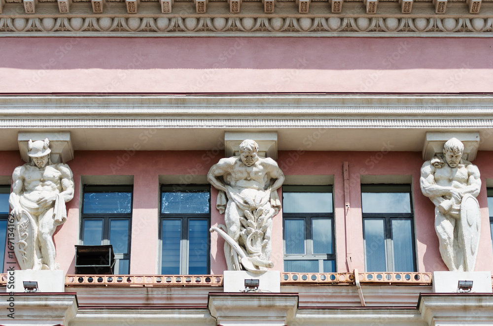 Obraz premium Atlanties supporting the cornice of the building / Photo taken in Russia, in the city of Orenburg