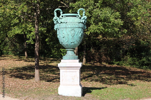 Tablou pe pânză Vase en fonte sur socle