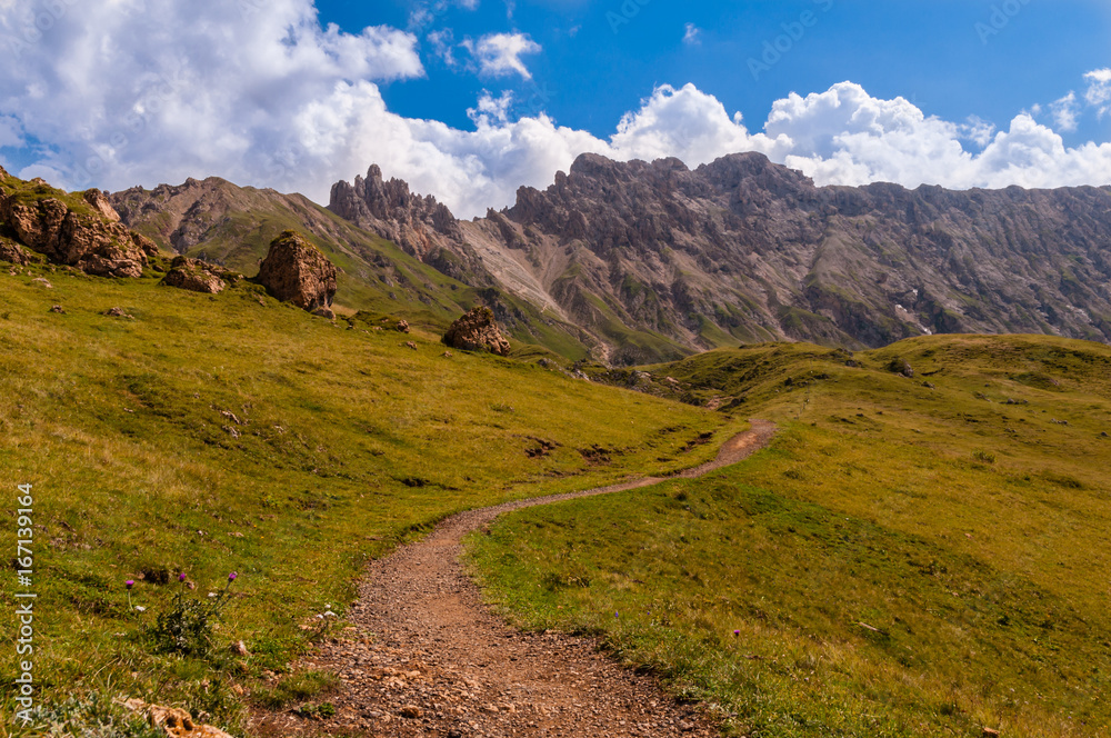 Wanderweg auf der Seiser Alm in Südtirol; Italien