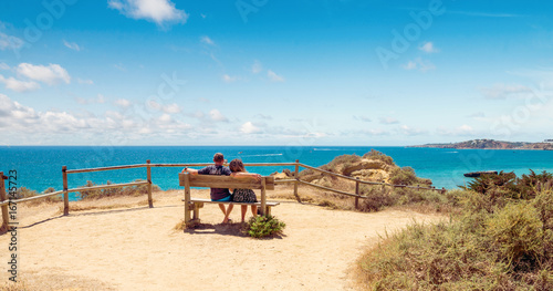 couple sur un banc face à l'océan © Image'in