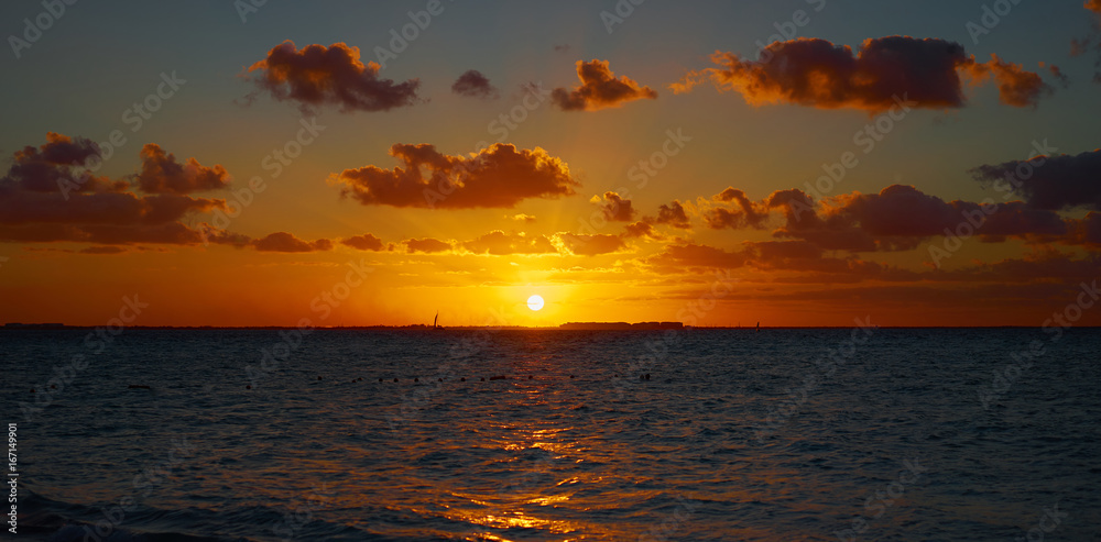 Colorful sky at Beach / Romantic sunset on Isla Mujeres in Mexico 