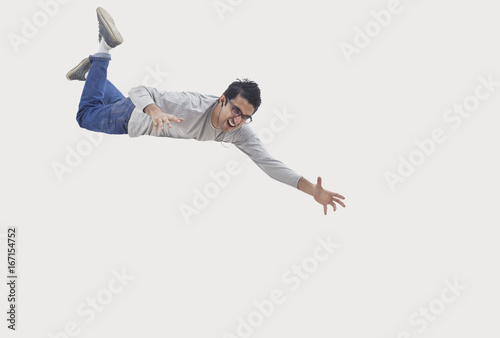 Cuadro en lienzo Young man trying to catch