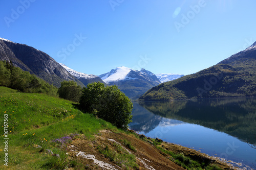 Typical western landscape with water and mountains © Svein Otto Jacobsen