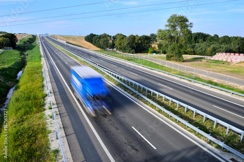 Autostrada i samochody podczas ruchu
