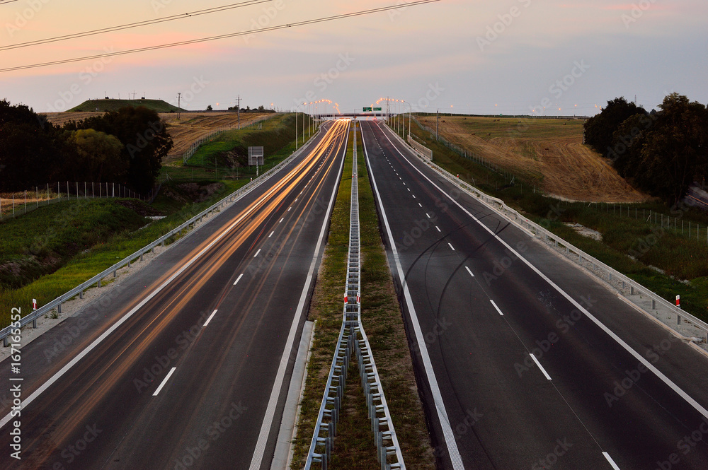 Autostrada i samochody podczas ruchu - obrazy, fototapety, plakaty 