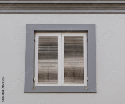 Fensterladen vor einem Fenster in einer Fassade