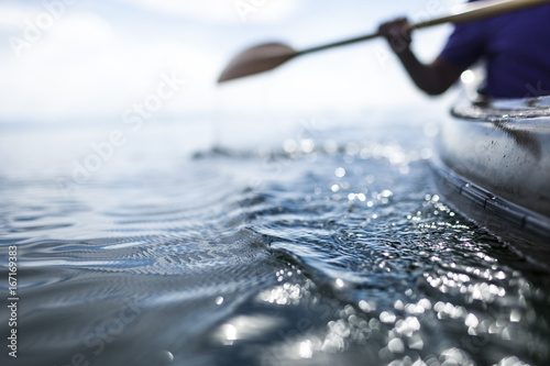 Arm mit Ruder im Wasser photo