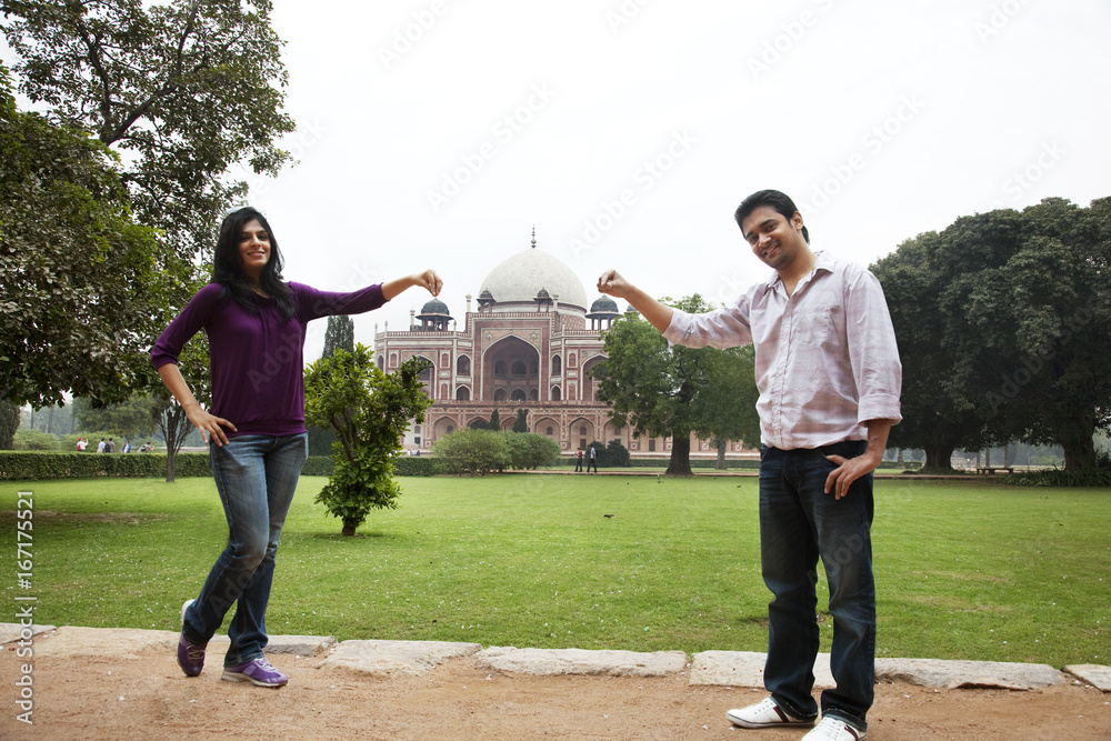 Fototapeta premium Couple posing at Humayuns Tomb 