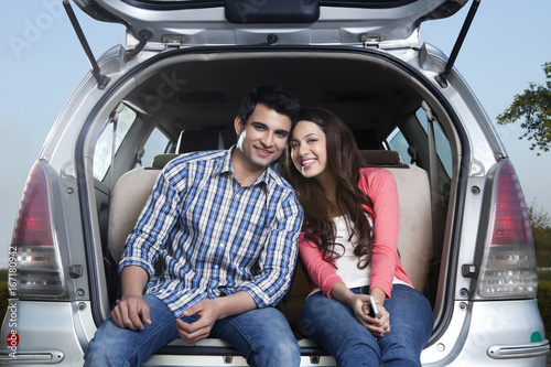 Young man and young woman sitting in the trunk of a car © IndiaPix