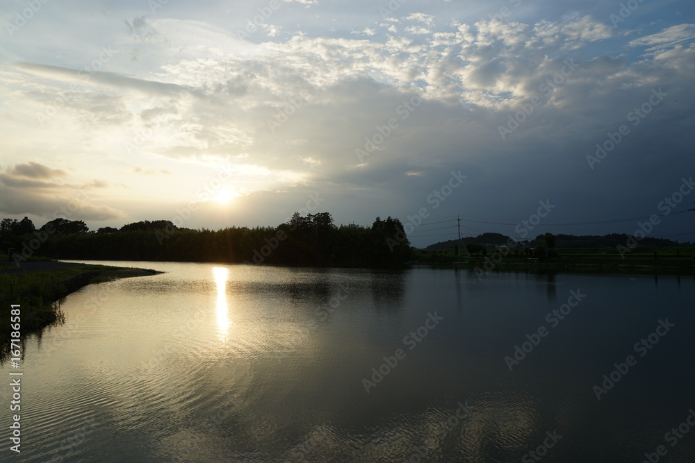 ため池の夕景