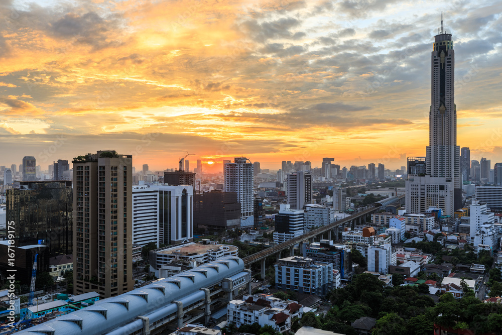 Fototapeta premium Nowoczesna architektura, pejzaż ze wschodem słońca, błękitne niebo i chmury, Bangkok, Tajlandia
