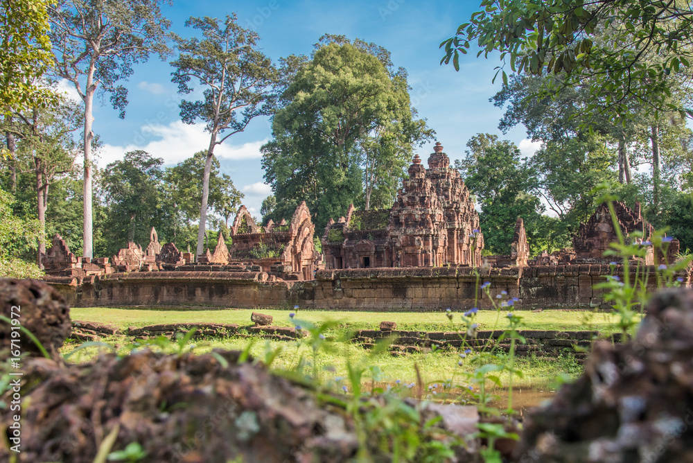 Fototapeta premium Świątynia Banteay Srei Khmerska architektura w siem reap. Banteay Srei to jedna z najpopularniejszych starożytnych świątyń w Siem Reap, Banteay Srei, znana z pięknych rzeźb na czerwonym piaskowcu Kambodża
