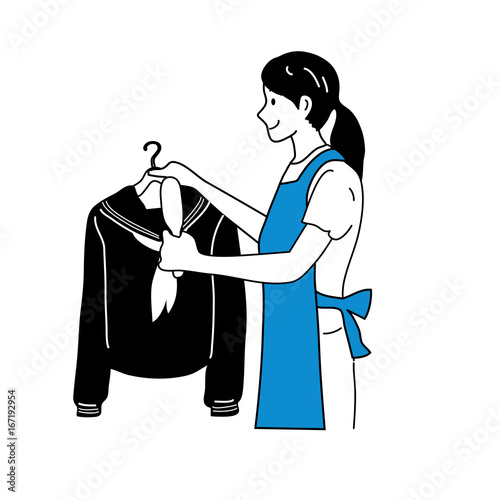 制服の手入れをする母親
