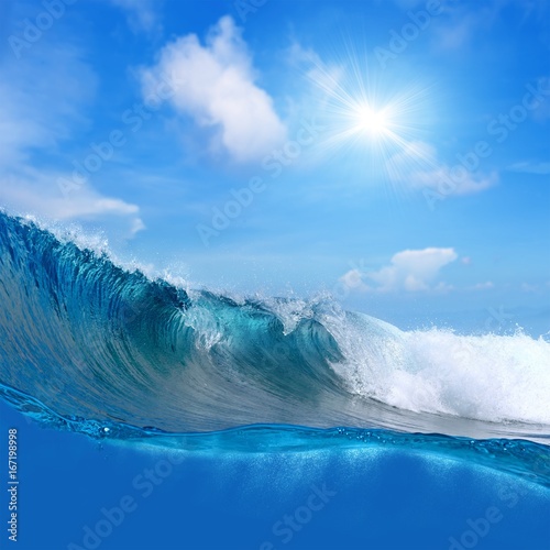 Fototapeta Naklejka Na Ścianę i Meble -  ocaen-view seascape landscape Big surfing ocean wave with slightly cloudy sky and the sun