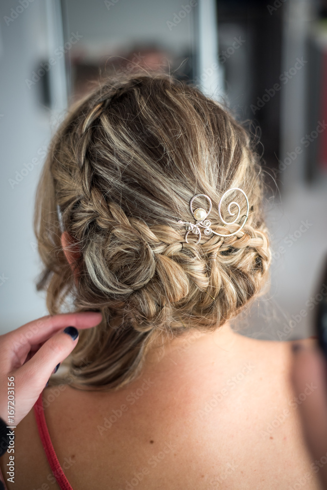 Naklejka premium Coiffure de mariage