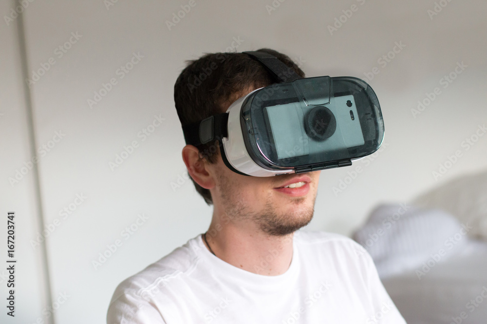 Fototapeta premium Junger Mann mit VR-Brille (virtual reality)