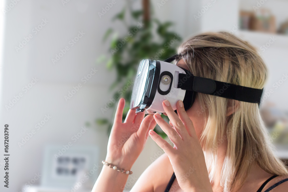 Junge Frau mit VR-Brille (virtual reality) Stock Photo | Adobe Stock