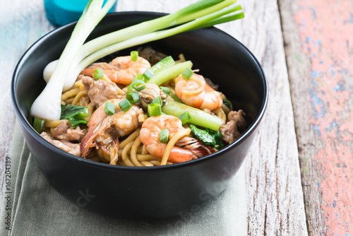 Stir fried yellow noodle 