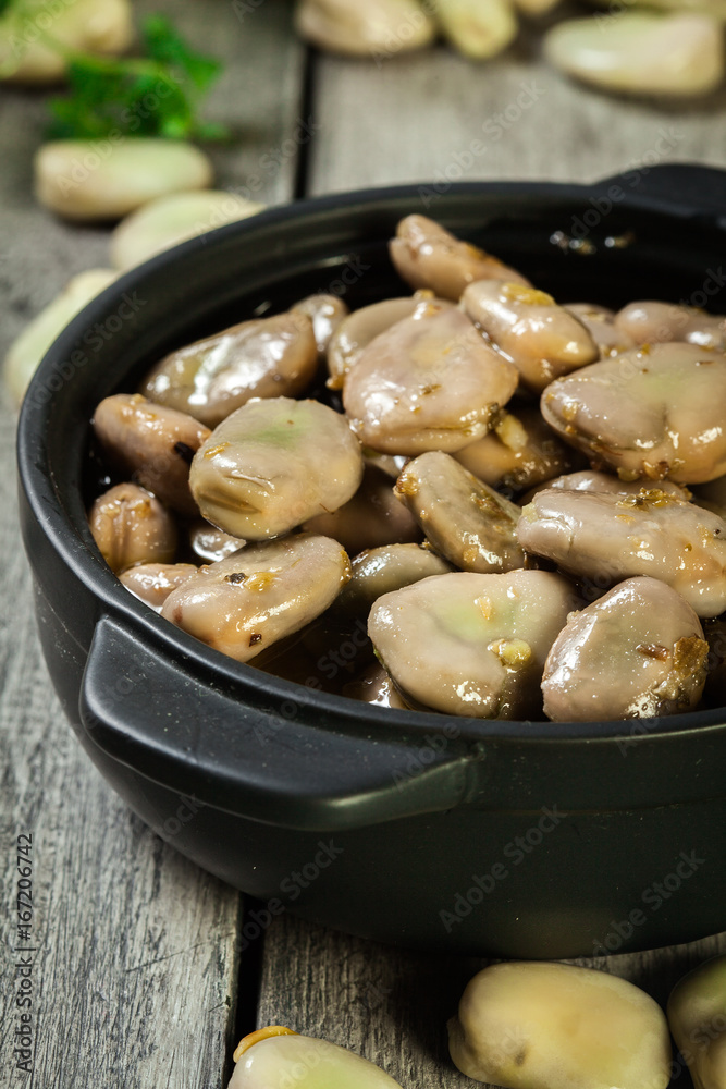 Broad beans stewed with onion and oregano Broad beans stewed with onion and oregano