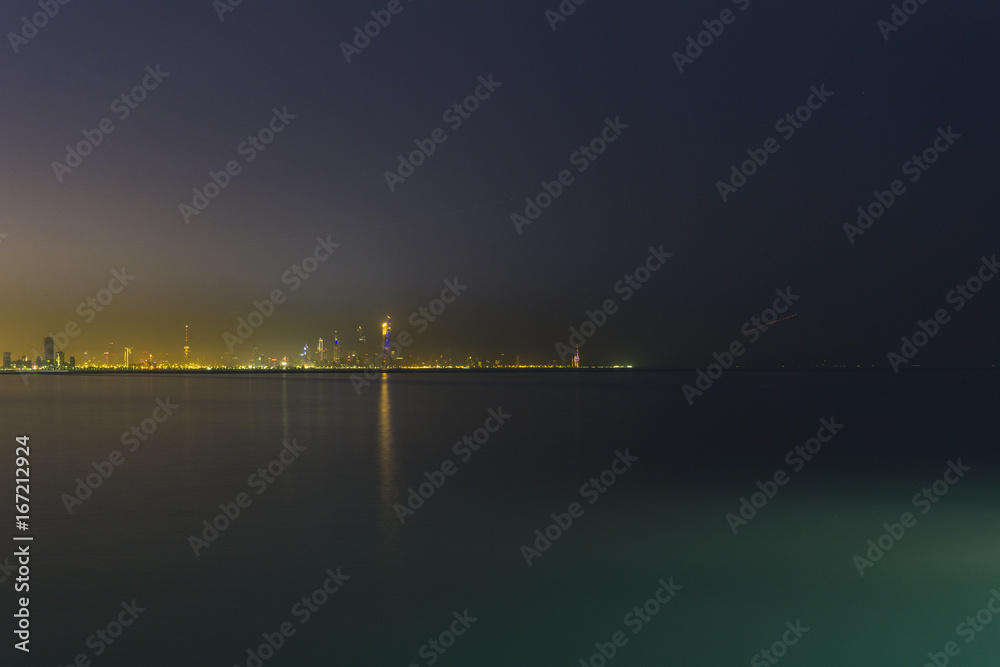 Panorama Kuwejtu nocą