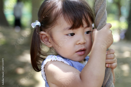 ターザンロープで遊ぶ幼児(2歳児)