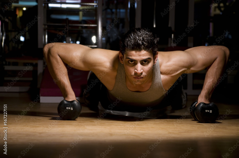 Fototapeta premium Man doing push-ups 