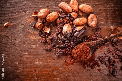 Composition of cacao nibs © Grafvision