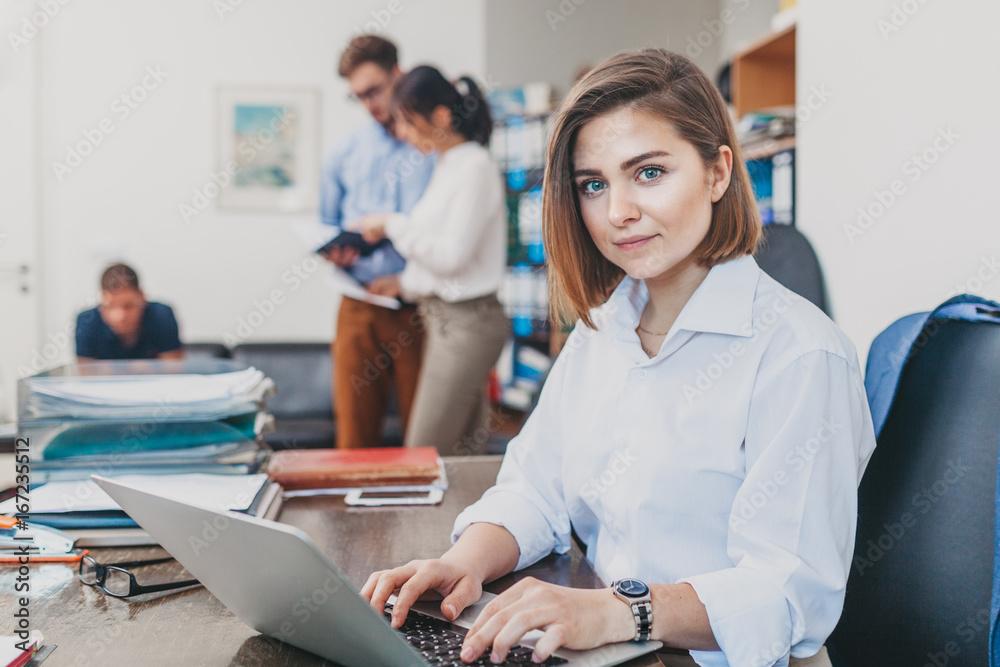 Obraz premium Young woman in the office