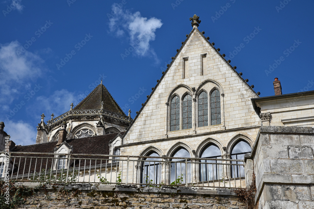 Evêché et toit conique de la cathédrale d'Auxerre en Bourgogne, France