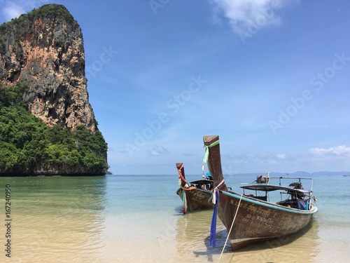 Boote vor Felsen