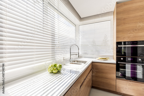 Papier peint Kitchen with white window blinds