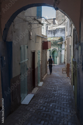 Marocco: i vicoli stretti di Tangeri, la città della costa del Maghreb famosa per il suo mix di culture, per secoli porta d'accesso dell'Europa all’Africa © Naeblys