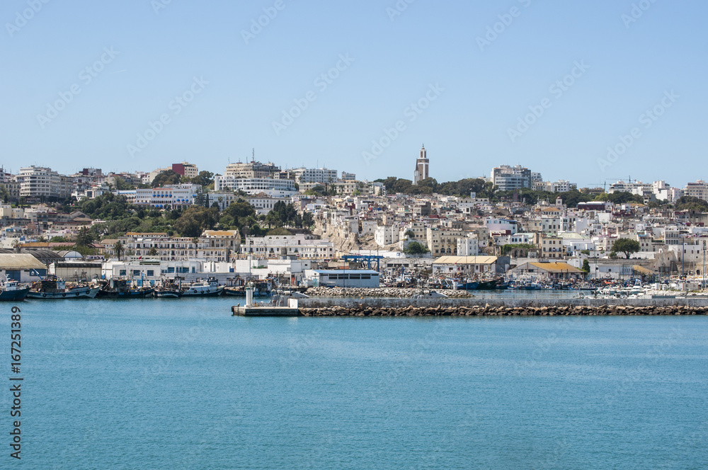 Marocco: porto e skyline di Tangeri, città marocchina sulla costa del Maghreb all'entrata occidentale dello stretto di Gibilterra, dove il Mar Mediterraneo incontra l'Oceano Atlantico