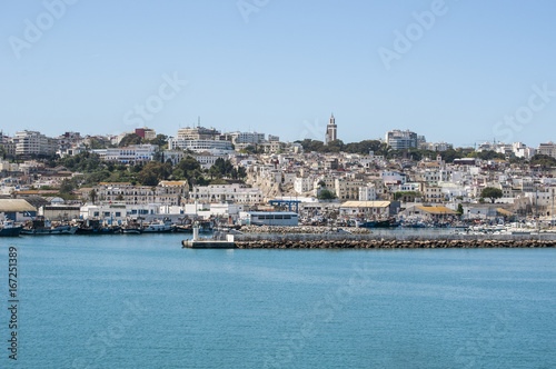 Marocco: porto e skyline di Tangeri, città marocchina sulla costa del Maghreb all'entrata occidentale dello stretto di Gibilterra, dove il Mar Mediterraneo incontra l'Oceano Atlantico