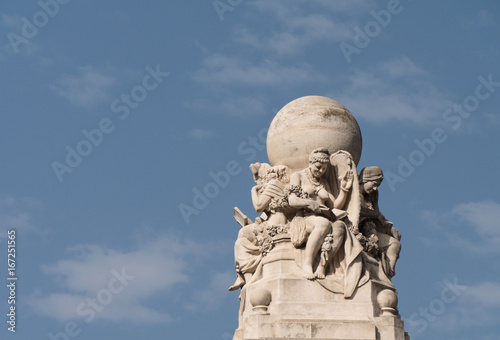 Weltkugel mit fünf Figuren, die die 5 Kontinente darstellen.... Cervantes Denkmal in Madrid © gelilewa