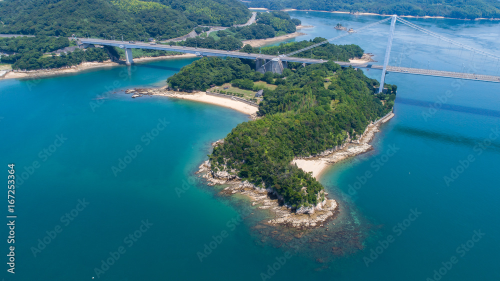 Fototapeta premium 見近島と瀬戸内海（しまなみ海道） 空撮