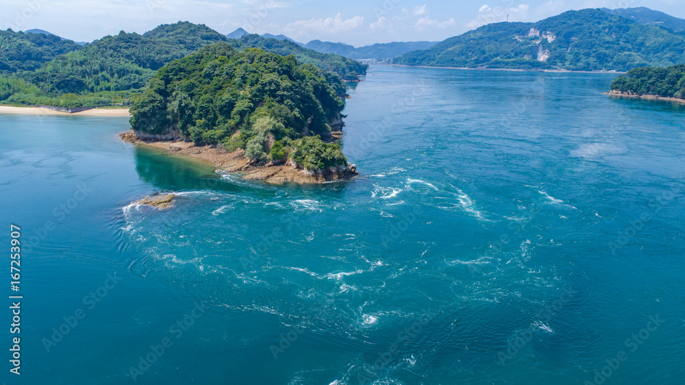 Fototapeta premium 船折瀬戸（瀬戸内海）のうずしお 空撮