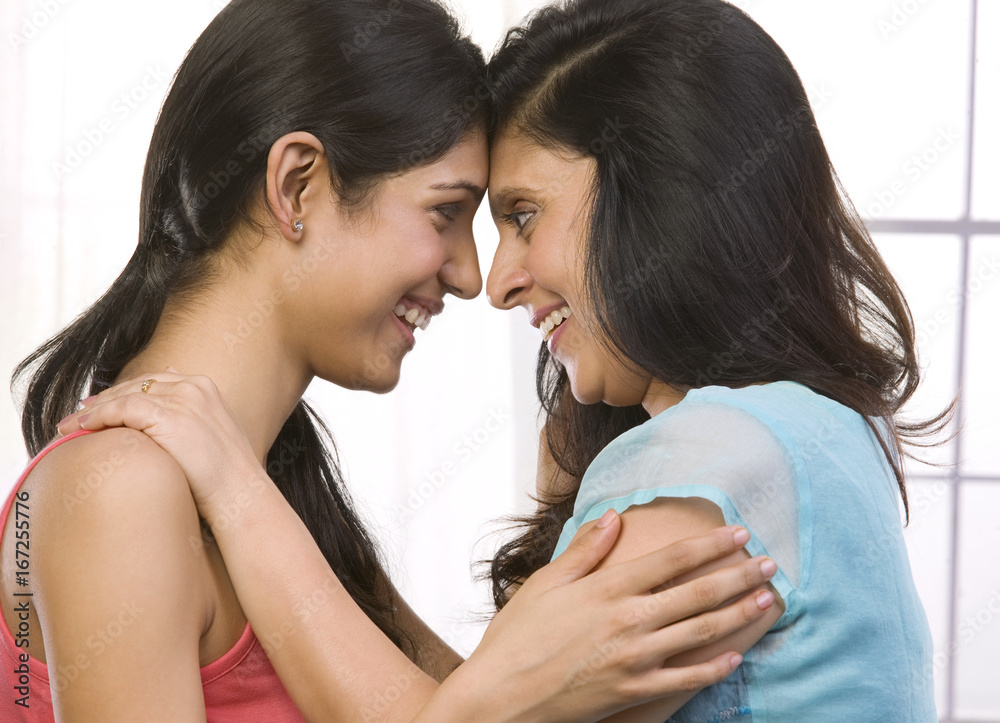 Naklejka premium Mother and daughter looking face to face 