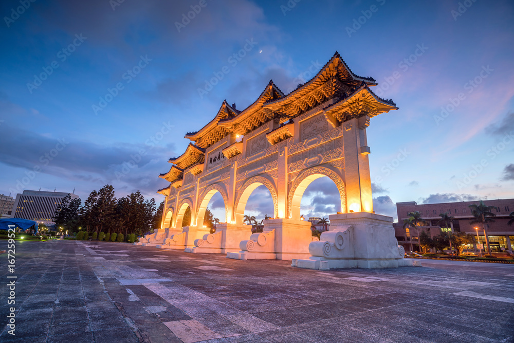 Fototapeta premium Main Gate of National Chiang Kai-shek Memorial Hall in Taipei City