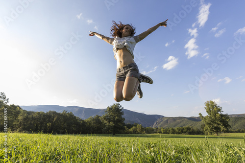 Jolie saut de joie en nature