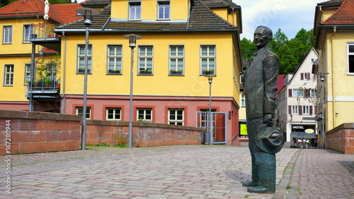 Bronzestatue von Hermann Hesse auf der Nikolausbrücke in Calw