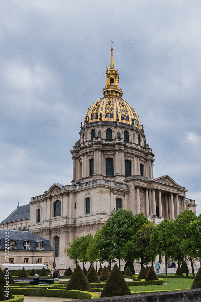 Chapel of Saint Louis in Les Invalides (National Residence of the Invalids) complex. Chapel built in 1679, is the burial site for some of France's war heroes, notably Napoleon Bonapart. Paris. France.