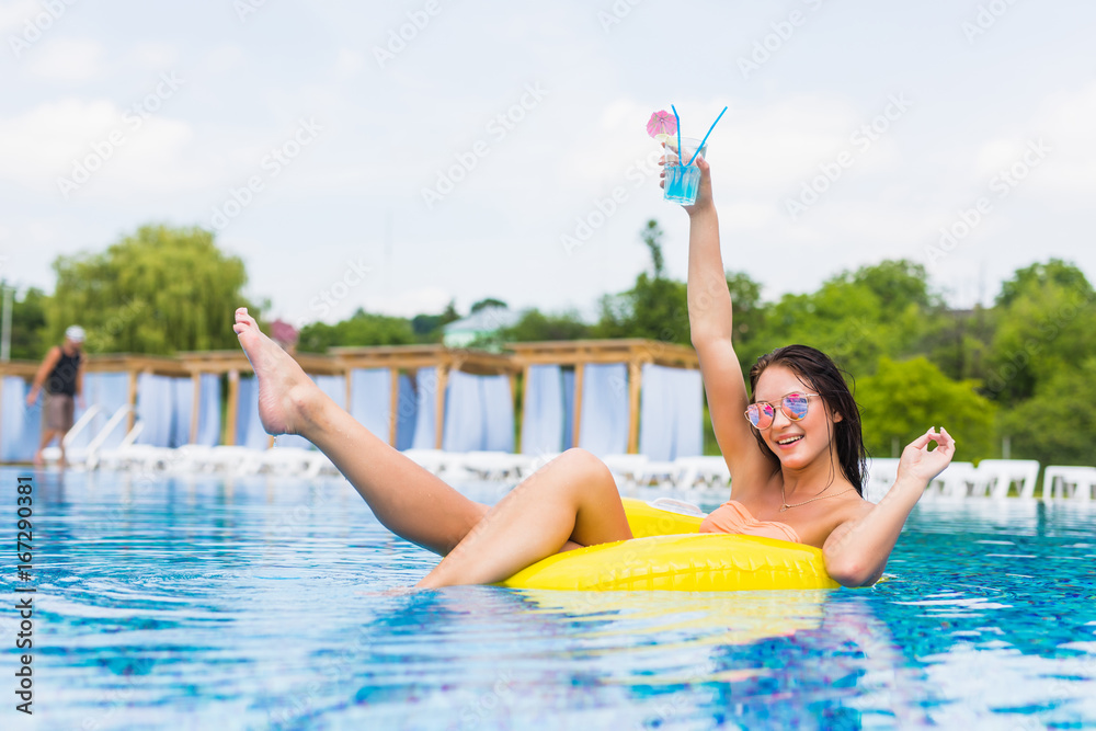 Sexy woman in bikini enjoying summer sun and tanning during holidays in  pool with cocktail. Top view. Woman in swimming pool. Sexy woman in bikini  at pool party Stock Photo