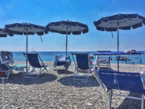 spiaggia con lettini, sdraio ed ombrelloni photo