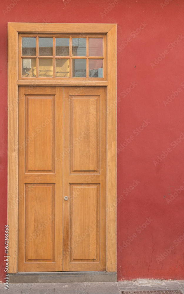 Haustür aus Holz eines Hauses