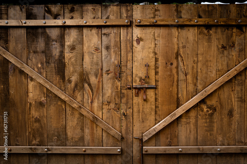Puerta vieja de madera con cerradura