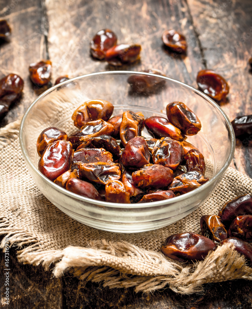 Fototapeta premium Dates in a bowl.