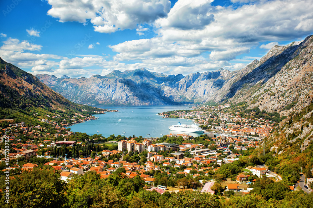Naklejka premium Kotor w piękny letni dzień, Czarnogóra