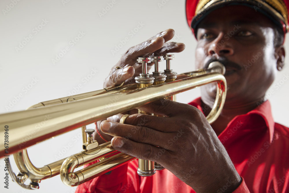 Obraz premium Close-up of bandmaster playing on a trumpet