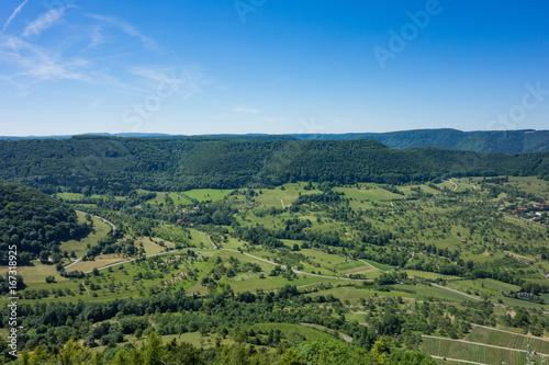 Aussicht von der Burg Hohenneuffen an einem Sommertag mit blauem Himmel